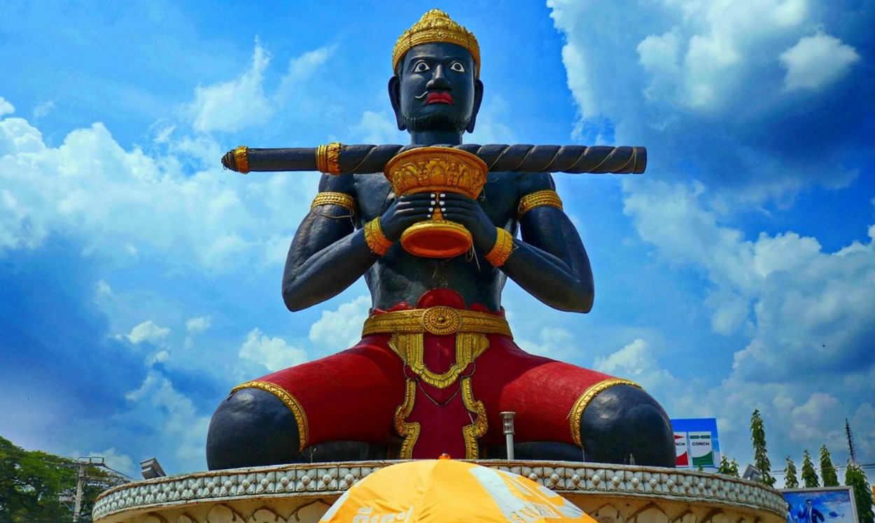 Statue géante noir de Dambang Kranhoung à Battambang