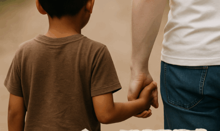 Enfant khmer vu de dos tenant la main d’un adulte blanc, avec un message “Protect Our Children”, illustrant l’appel à protéger les enfants contre le tourisme prédateur et l’exploitation.