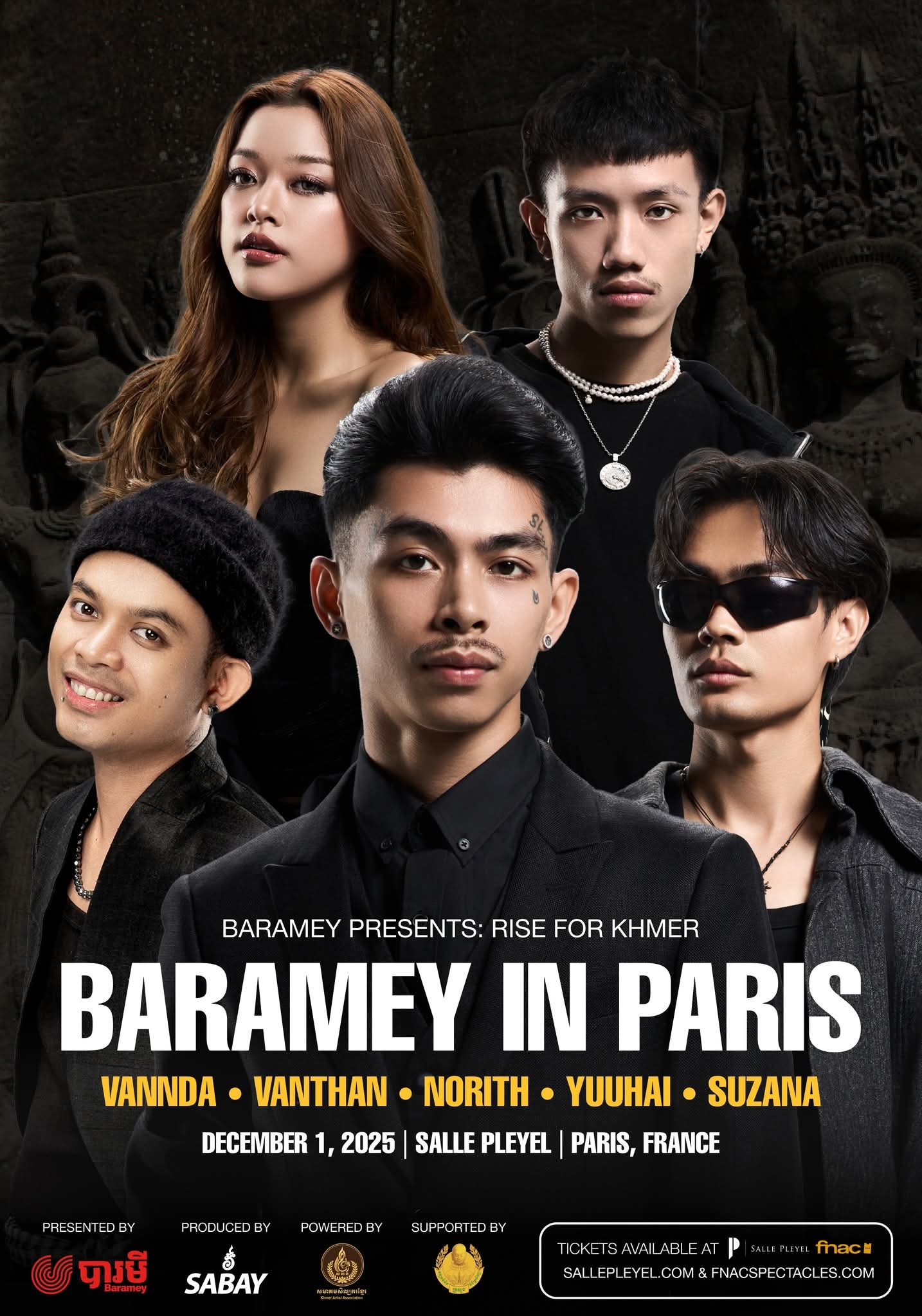 Portrait du groupe d’artistes khmers de Baramey Production posant devant un décor inspiré d’Angkor.