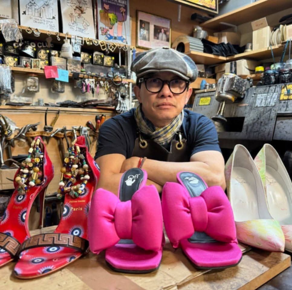 Artisan cordonnier travaillant dans son atelier à Paris, entouré de chaussures haut de gamme restaurées et d’outils de cordonnerie.