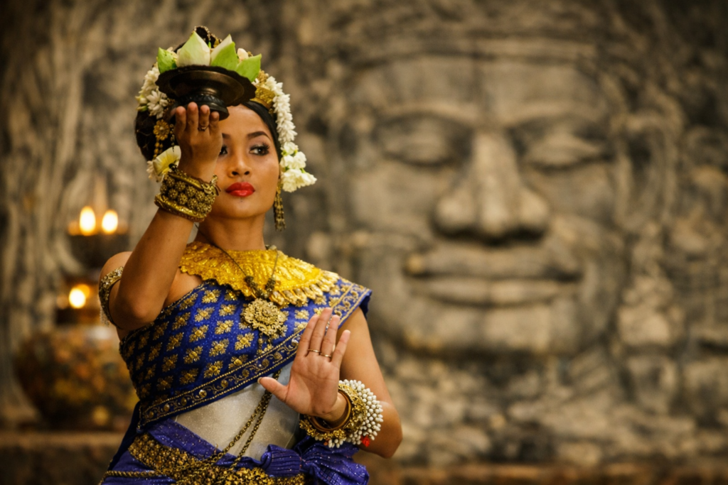 Danseuse apsara khmère en tenue traditionnelle tenant une offrande florale, interprétation contemporaine en format paysage inspirée de l’art angkorien au Cambodge