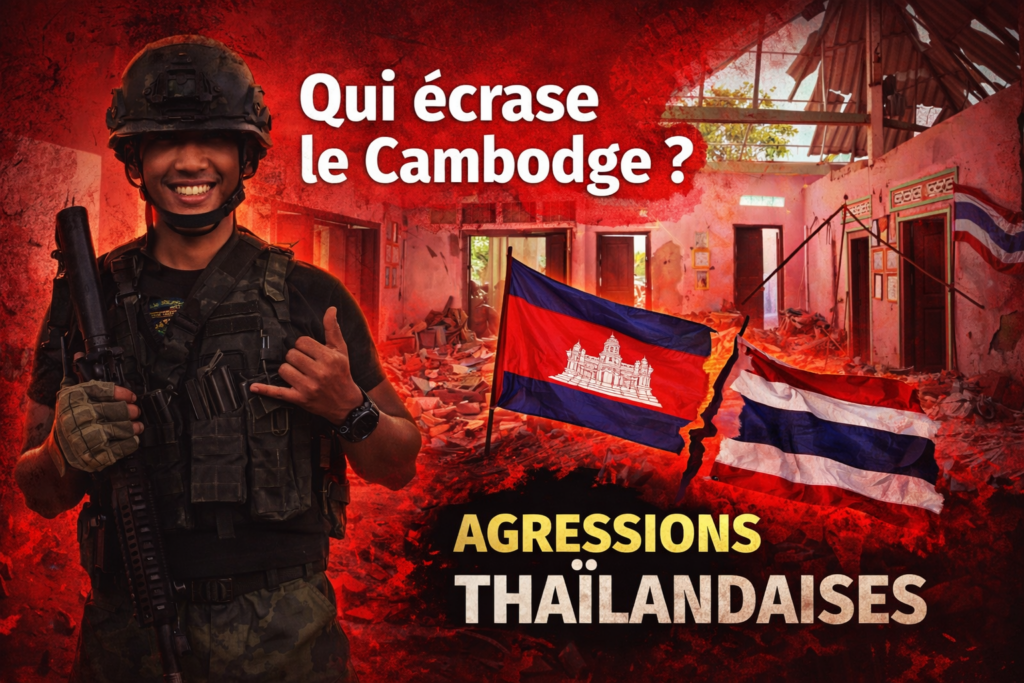 Visuel de dénonciation montrant un soldat thaïlandais souriant, debout dans une école cambodgienne en ruines. À ses côtés, les drapeaux du Cambodge et de la Thaïlande apparaissent déchirés, avec les textes « Qui écrase le Cambodge ? » et « Agressions thaïlandaises ». L’ensemble souligne la violence des attaques et l’impact sur les civils.