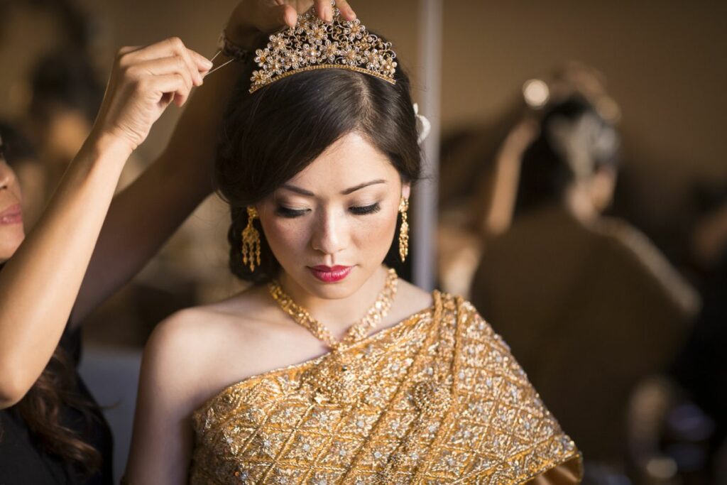 Jeune femme lors d’un mariage traditionnel khmer portant une tenue cérémonielle dorée et une coiffe traditionnelle au Cambodge