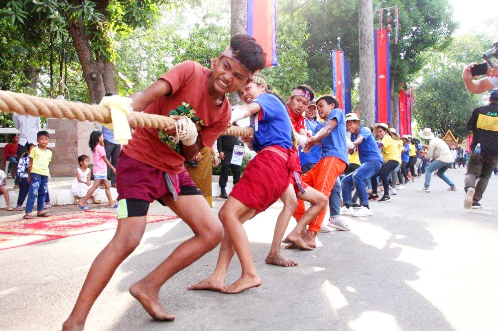Jeu traditionnel de tir à la corde lors des célébrations du Nouvel An khmer Maha Sangkranta au Cambodge