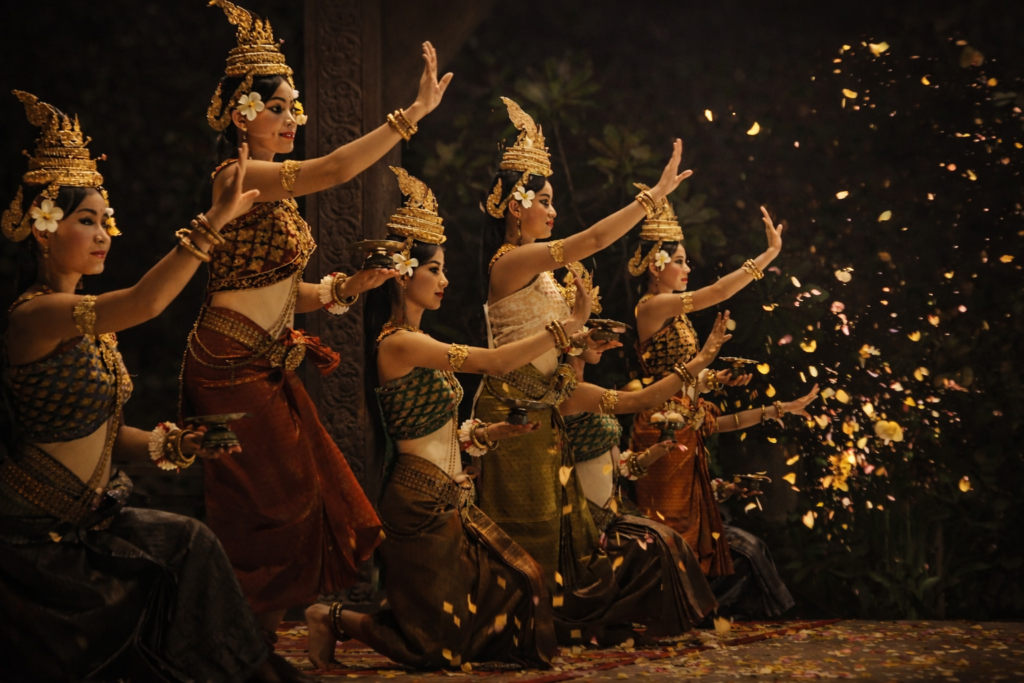 Danseuses du Ballet Royal du Cambodge exécutant une danse apsara traditionnelle sous une lumière harmonisée et chaleureuse