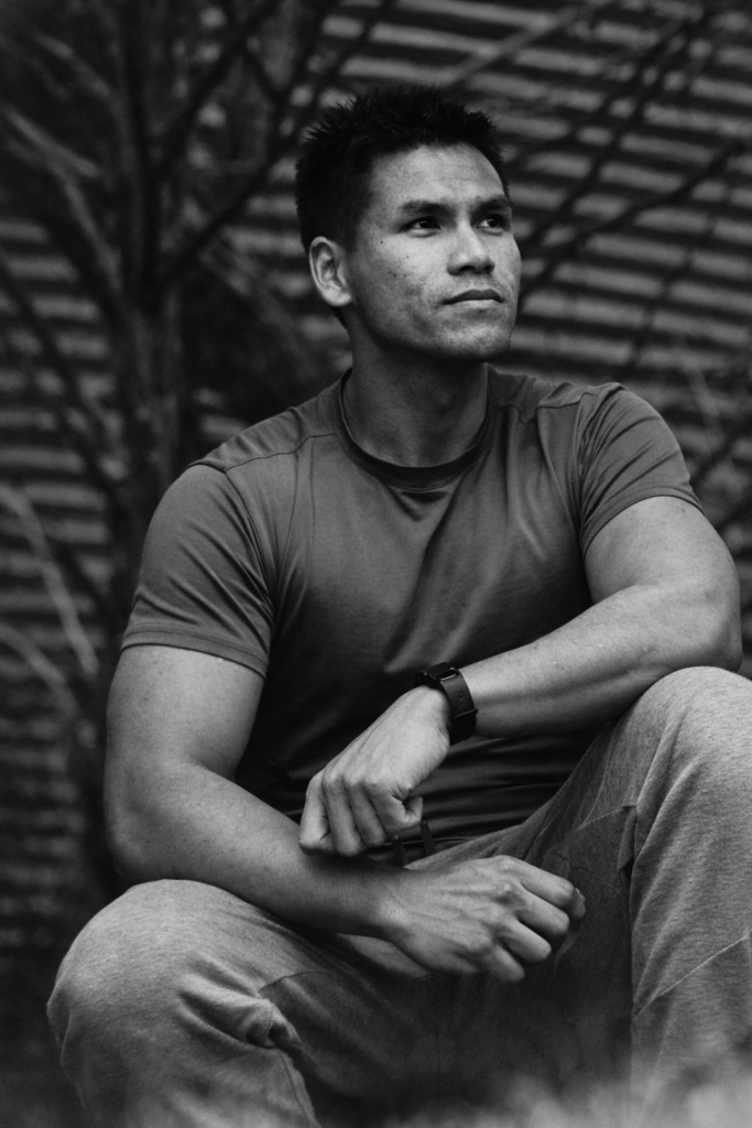 Portrait en noir et blanc d’un membre de l’équipe Éveil Franco-Khmer