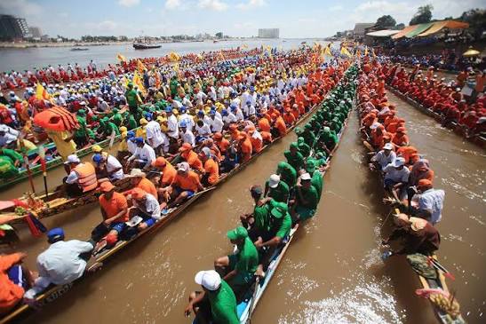 Courses de pirogues lors de la fête de Bon Om Touk au Cambodge avec des centaines de rameurs sur le fleuve à Phnom Penh