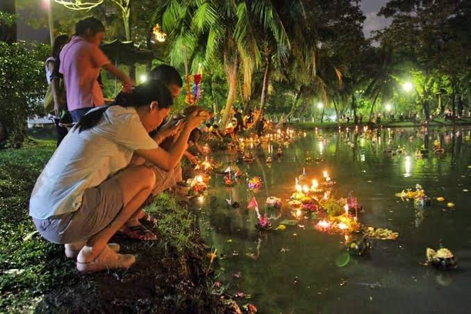 Offrandes lumineuses flottant sur l’eau lors du rituel Loy Pratip pendant la fête de Bon Om Touk au Cambodge, célébration nocturne en famille